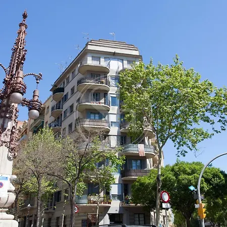 Familiar En Avenida Gaudi